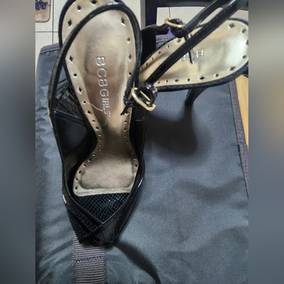 Shoe - Picture 2 of 3